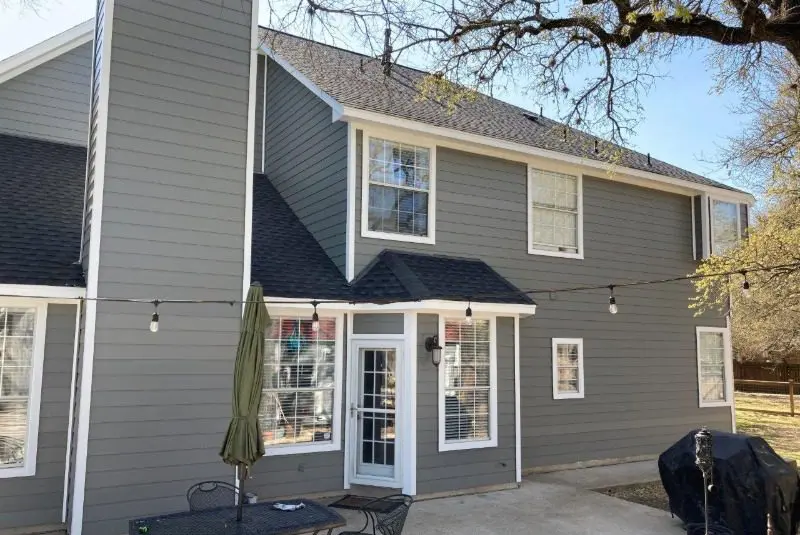 Casa en Austin, Texas, con revestimiento de fibrocemento James Hardie instalado por Allied Exteriors.