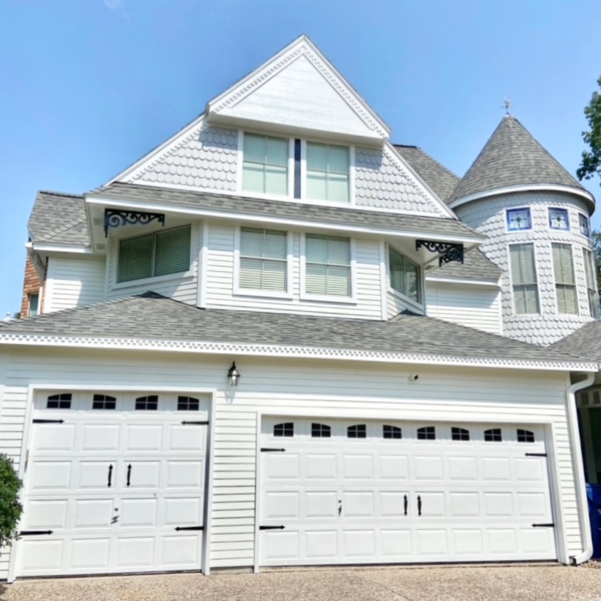 Hardie scalloped and lap siding in white and a three car garage