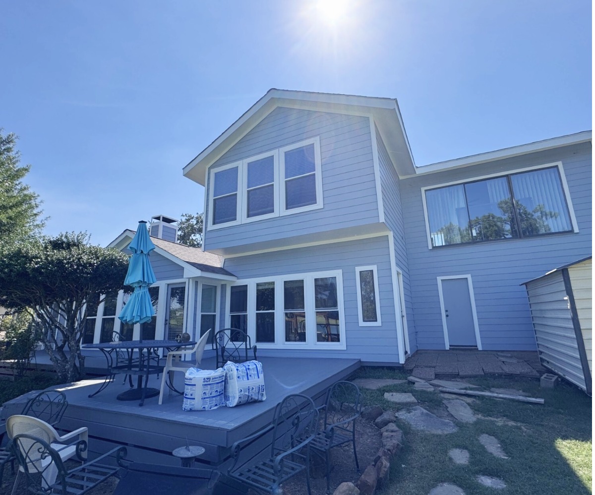 Casa en Frisco, Texas, con revestimiento exterior tipo lap de James Hardie® HardiePlank® nuevo, ventanas nuevas, sofitos y fascias instalados por Allied Exteriors.
