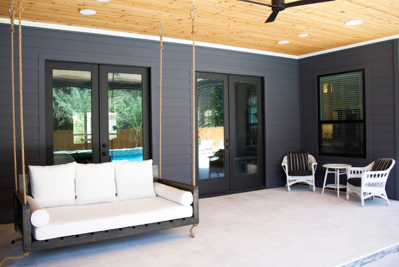 Porche trasero con revestimiento Hardie, reemplazado por Allied Exteriors.